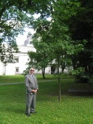 Žurnalistas ir gamtosaugininkas Juozas Stasinas prie pasodinto ąžuoliuko